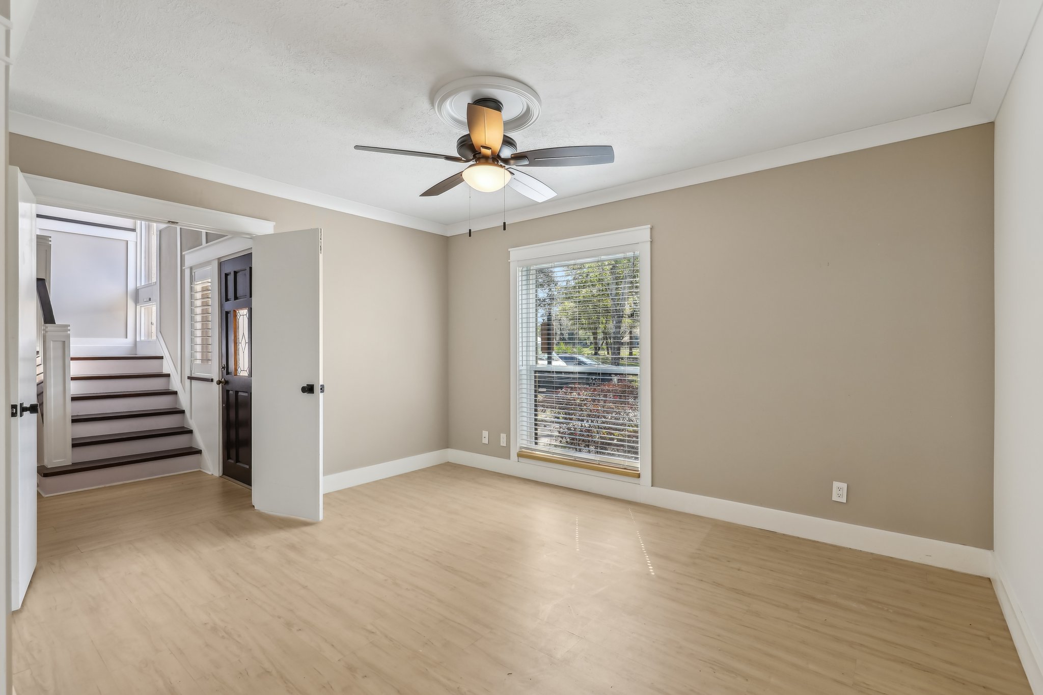 Leisure Ln S 5-015.jpg