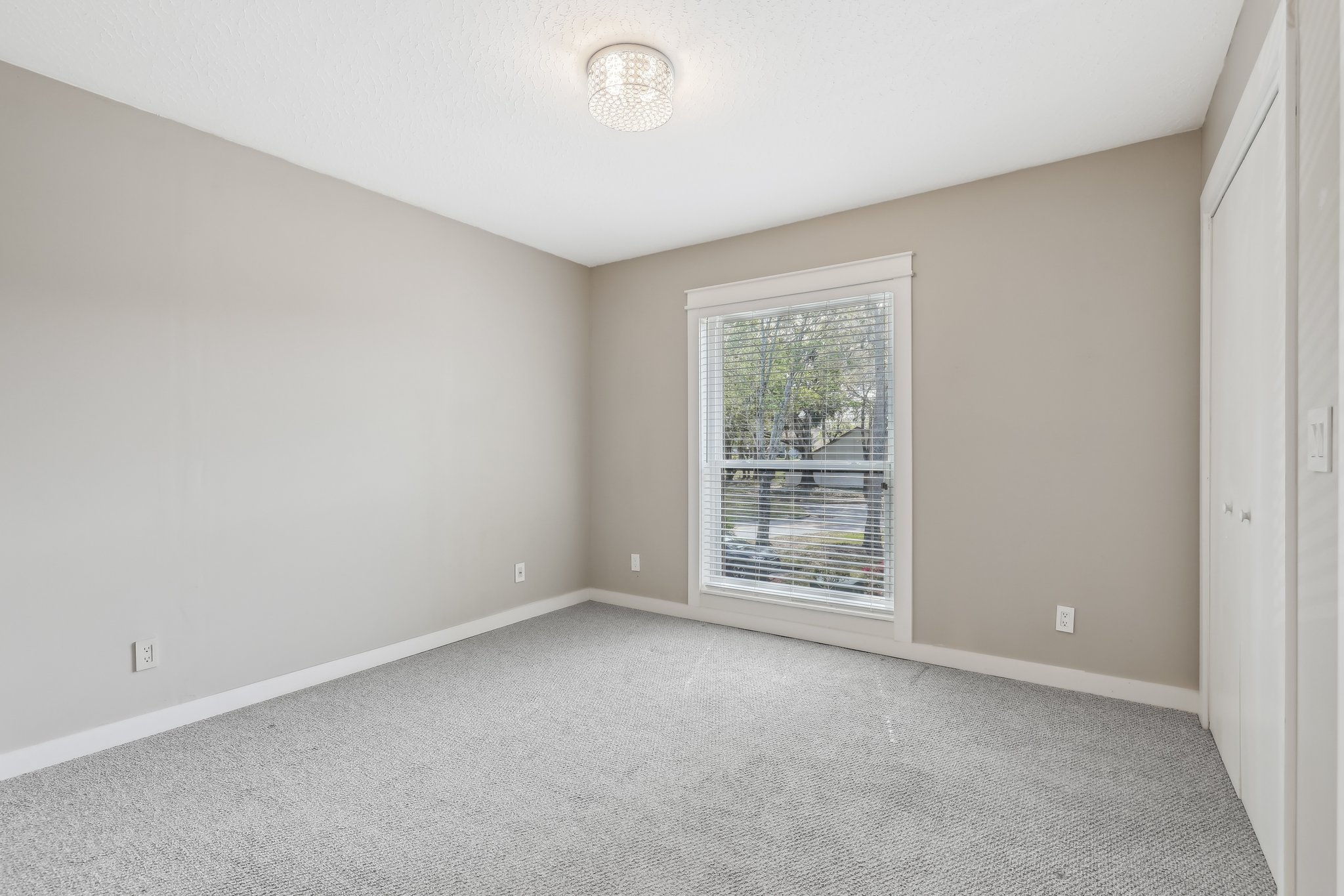 Leisure Ln S 5-025.jpg