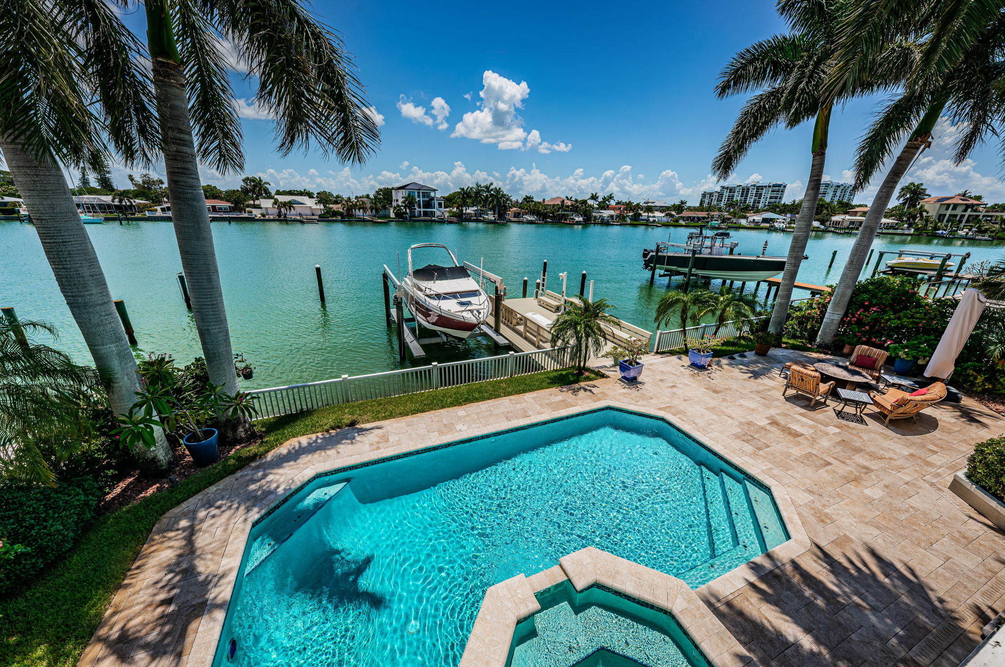 Master Bedroom Balcony View3