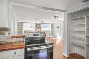 Kitchen into LR - 495A3550