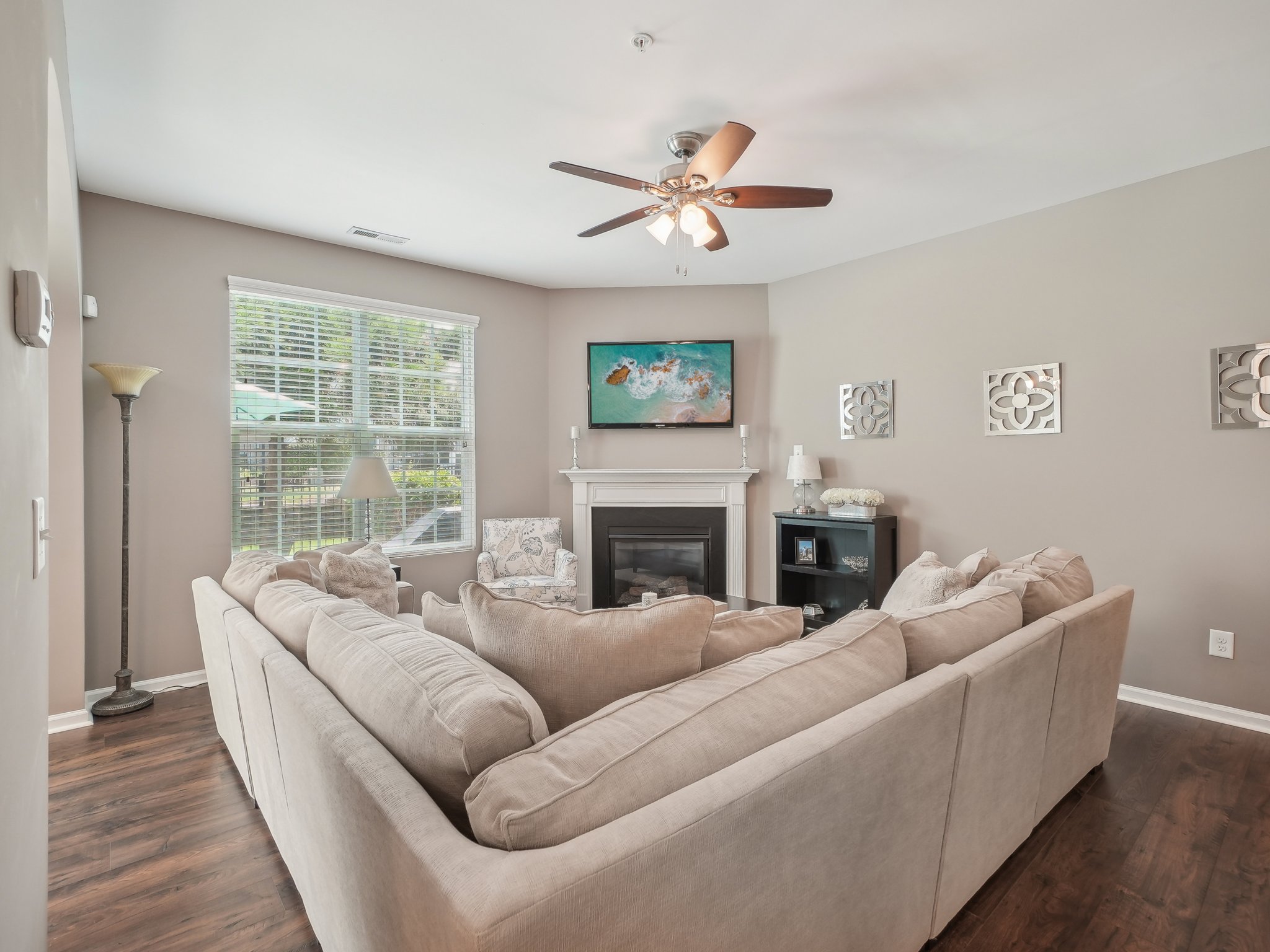 Knotty Pine Ln-2205-007.jpg