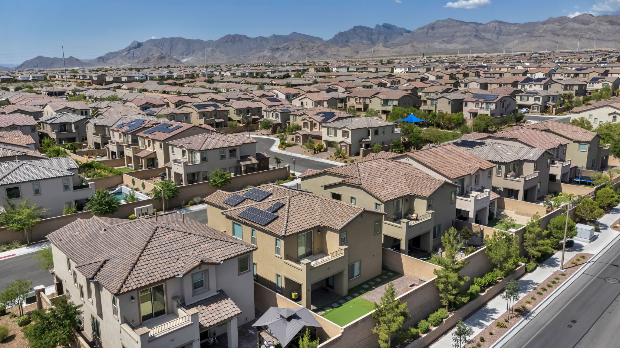 Beautiful Skye Canyon Community