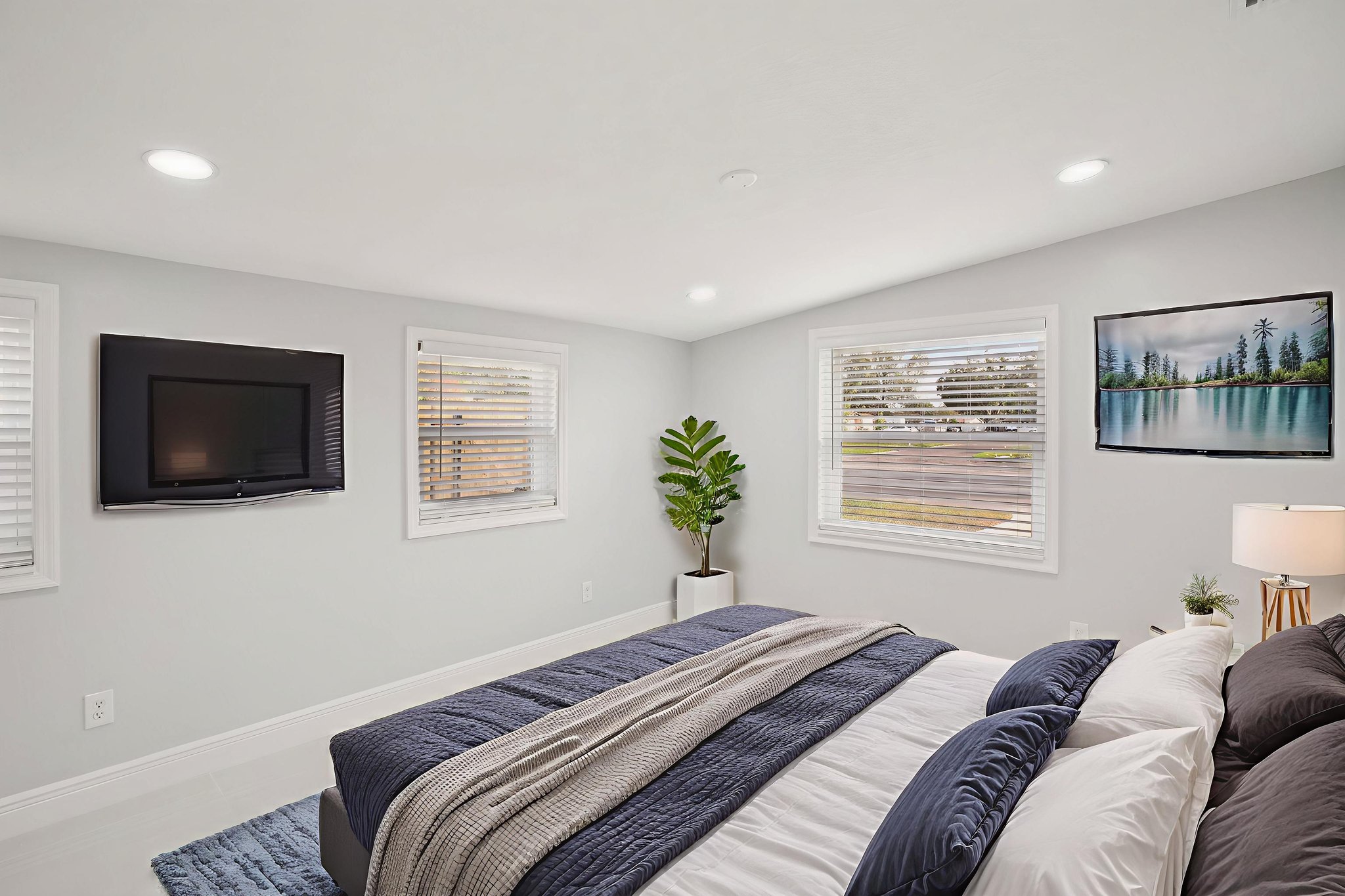 179845 - 10120 Alambra Ave, Tampa-024 virtually staged.jpeg