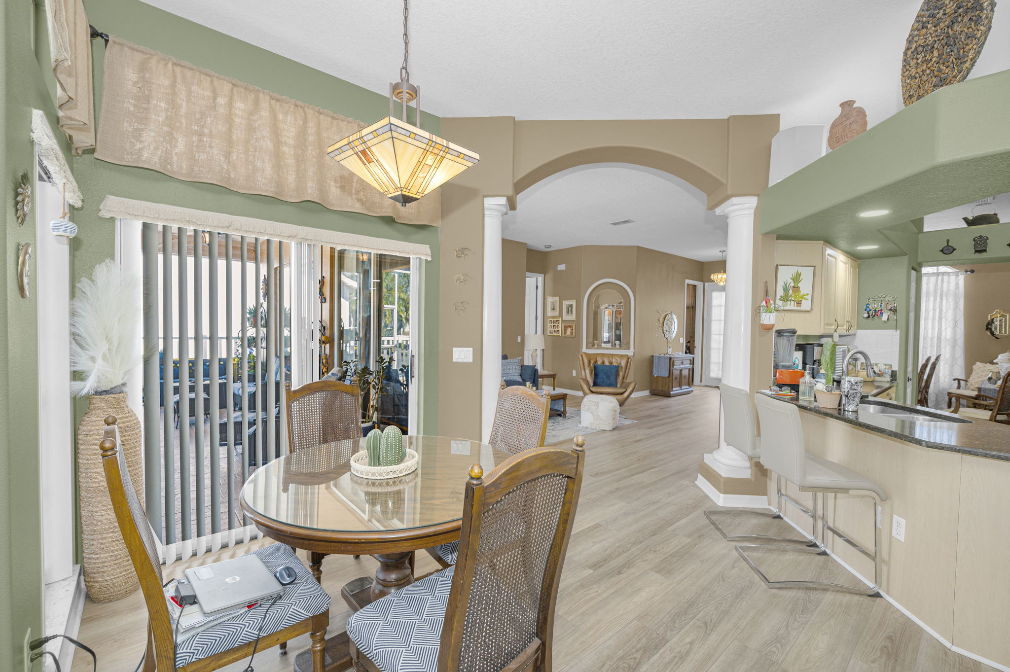 Kitchen Eat-in Area2