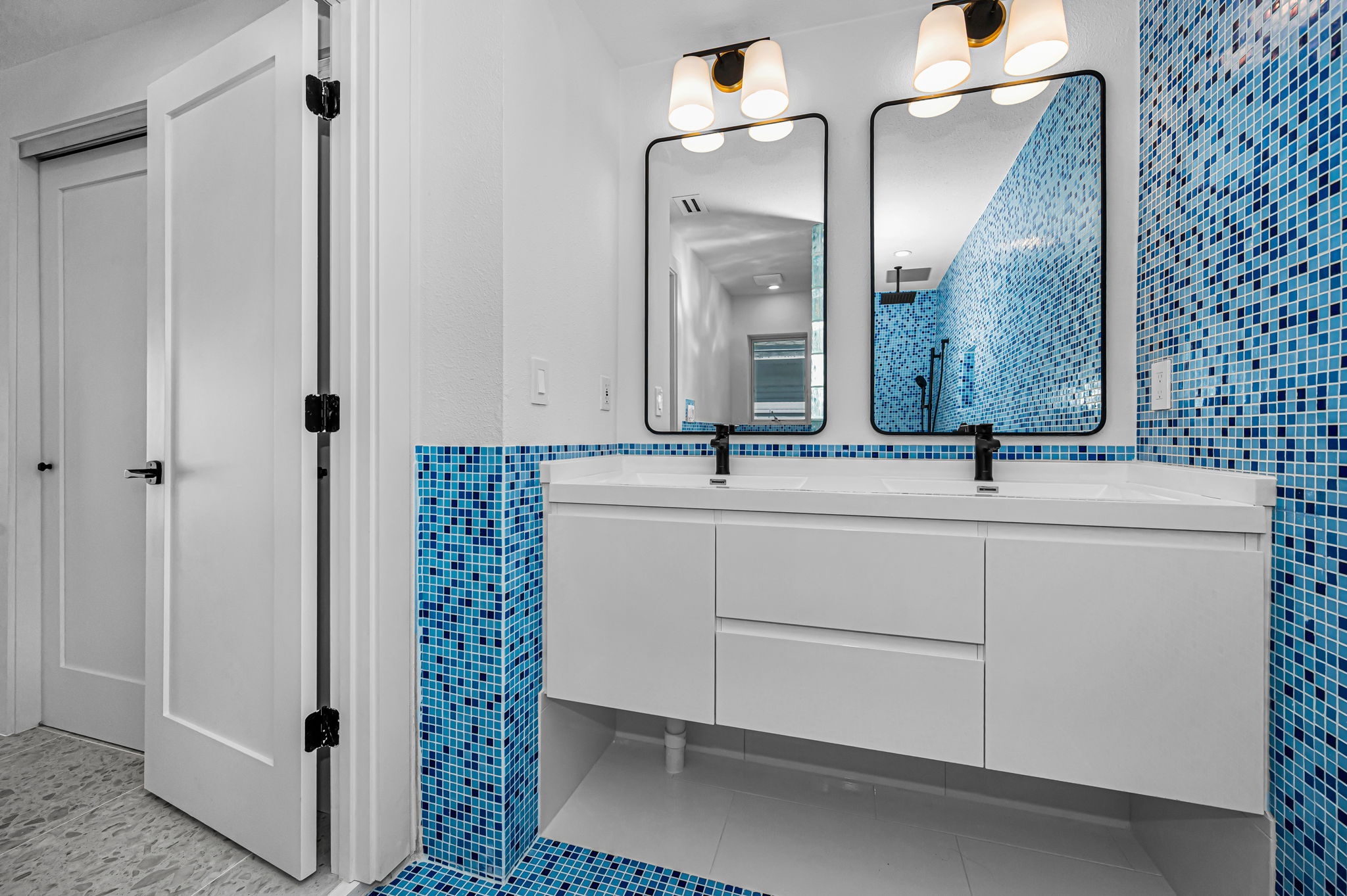 Primary Bathroom1c