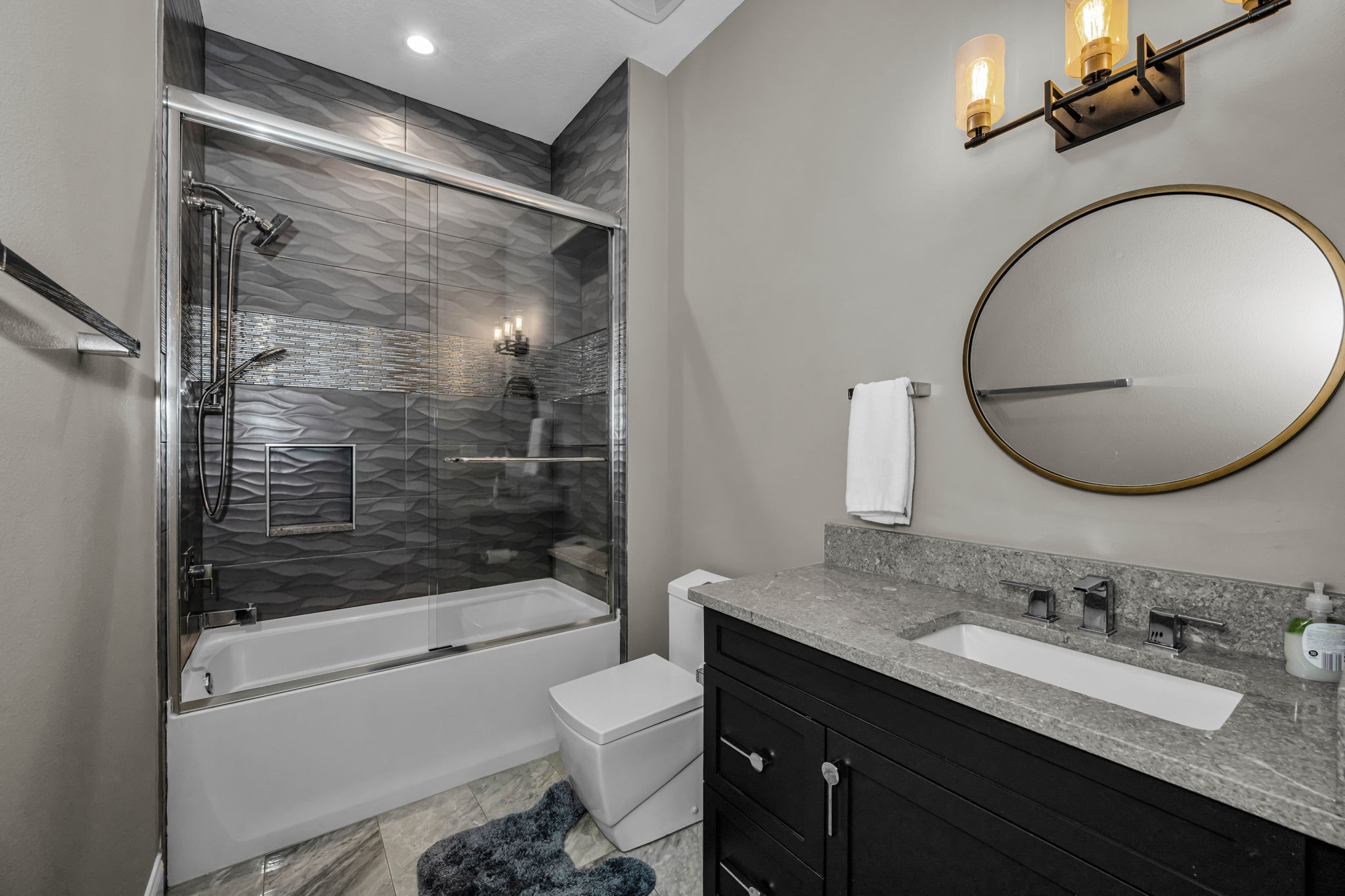Upper Level Bathroom 6a