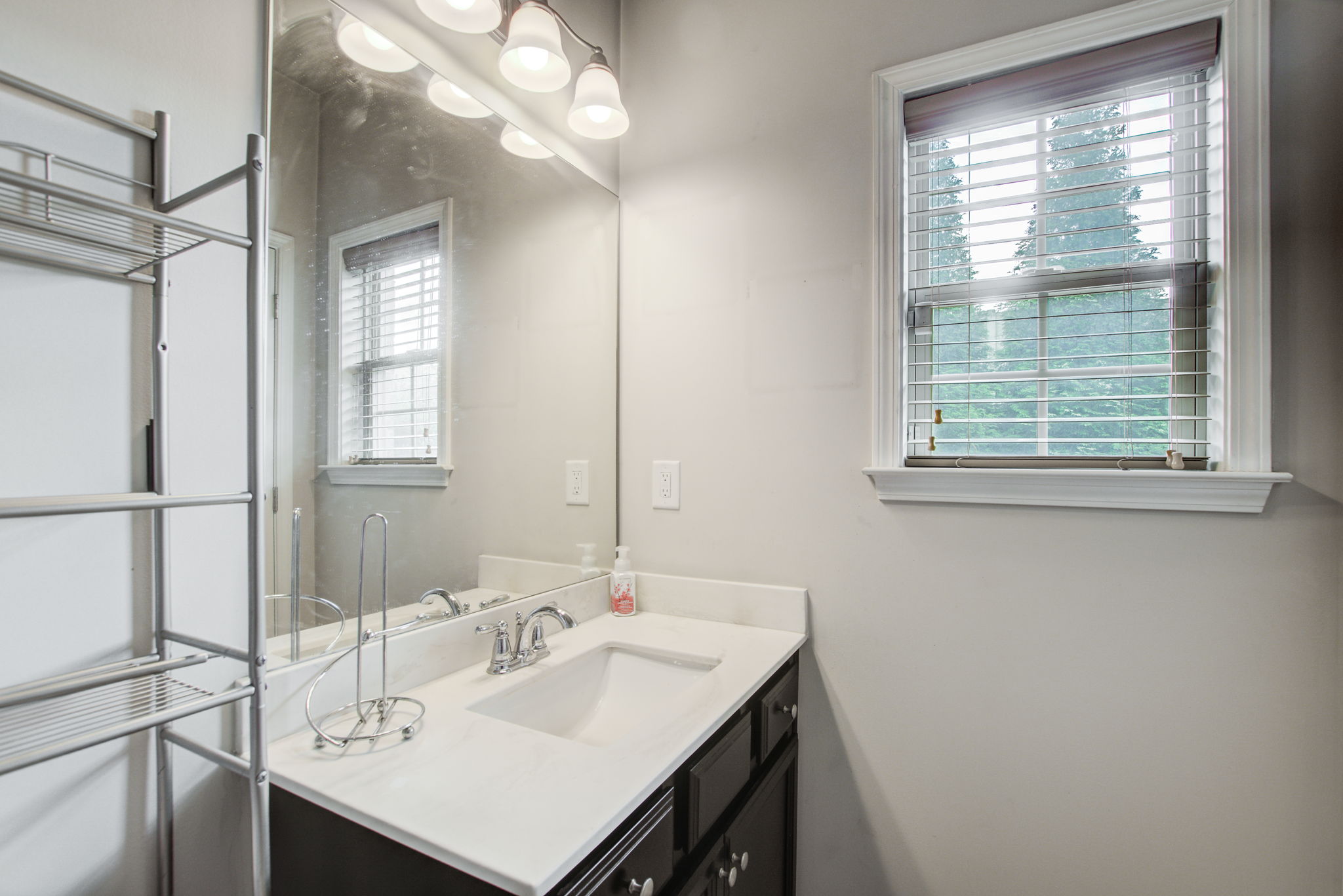 10 BR 4 En Suite B Vanity Detail