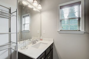 10 BR 4 En Suite B Vanity Detail