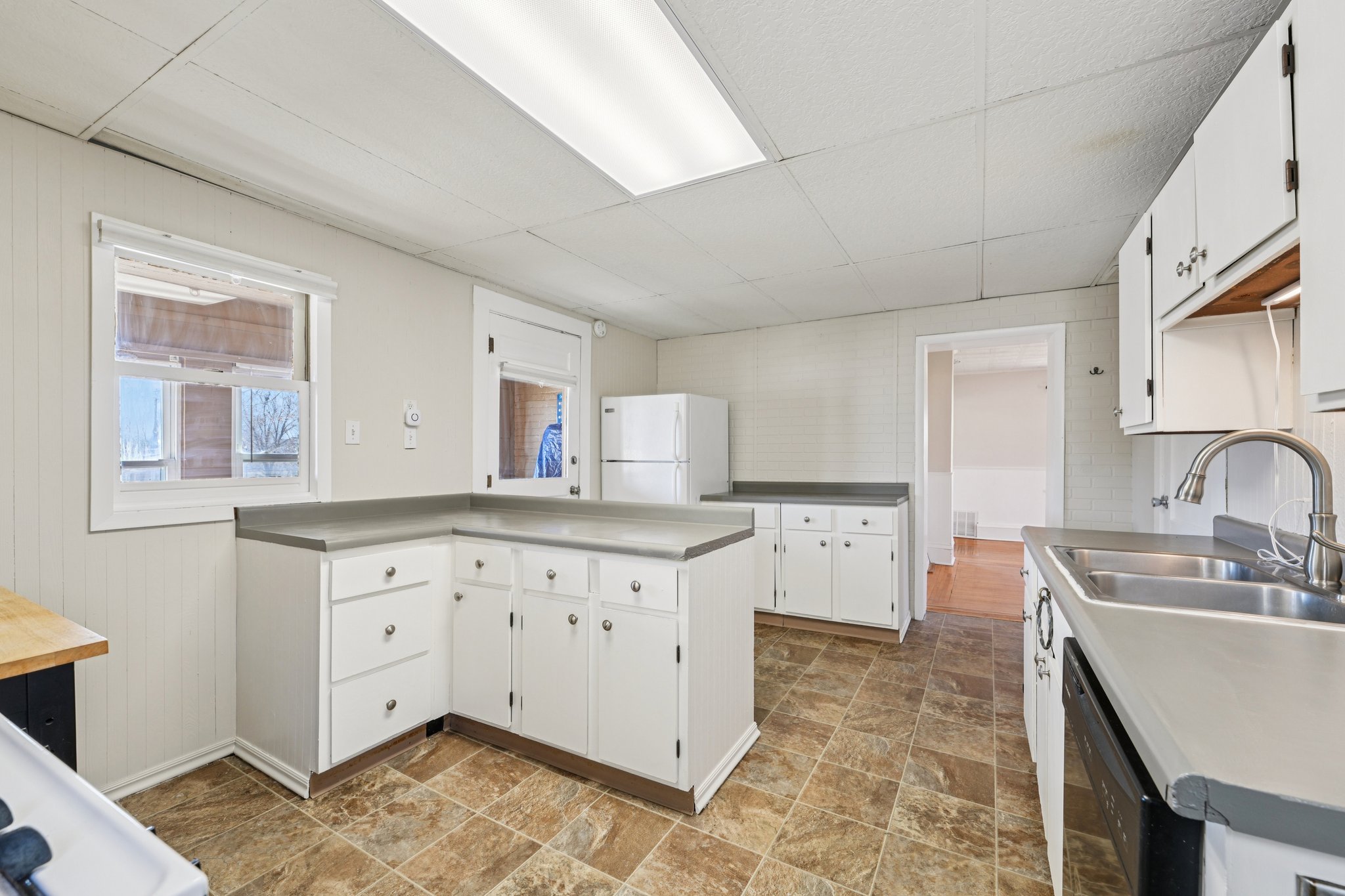 Stoughton Ave-S1104-015.jpg