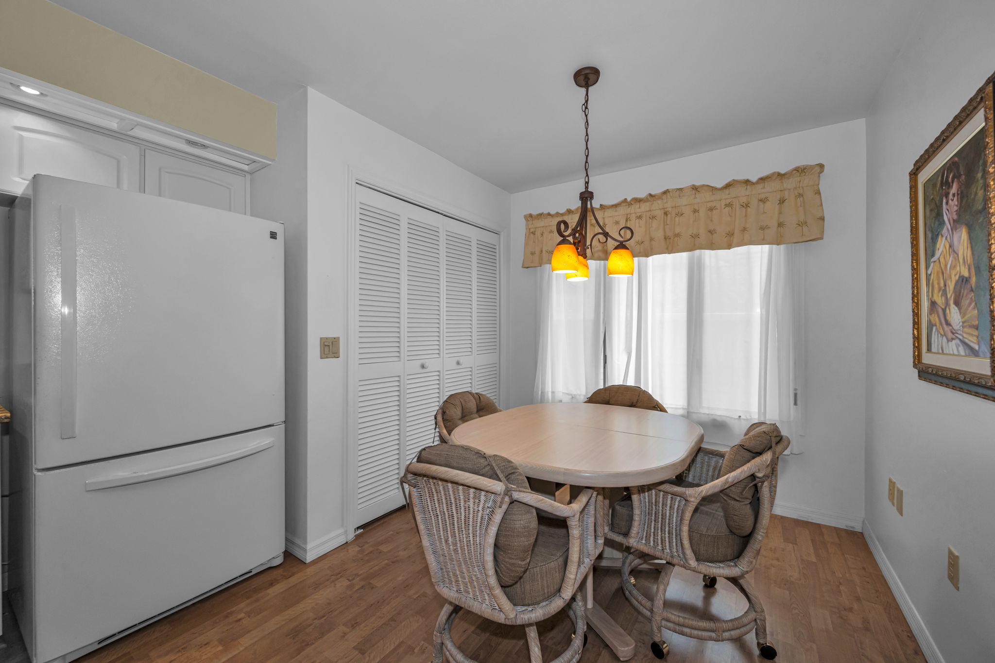 Kitchen Eat-In 1