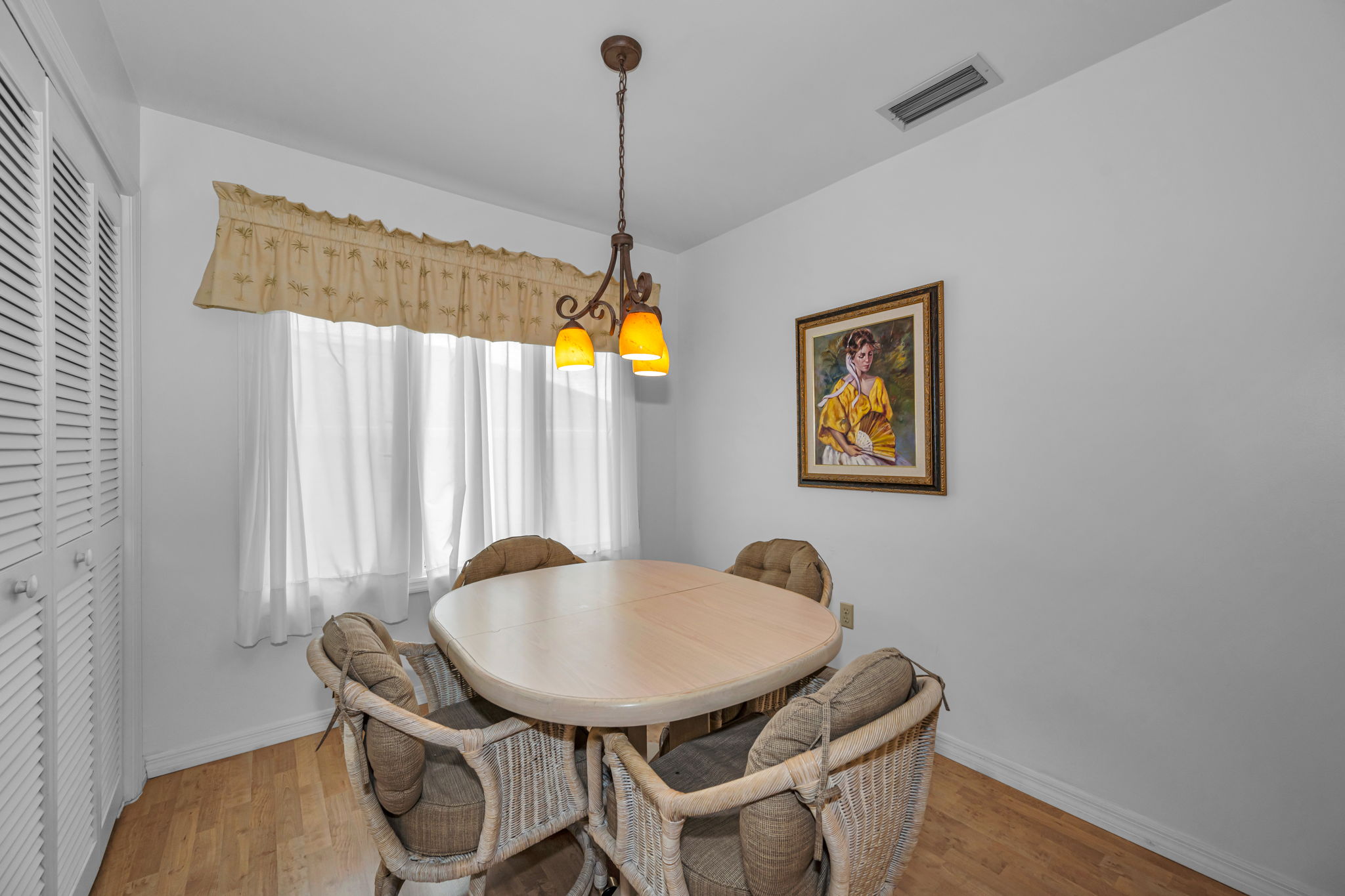Kitchen Eat-In 2