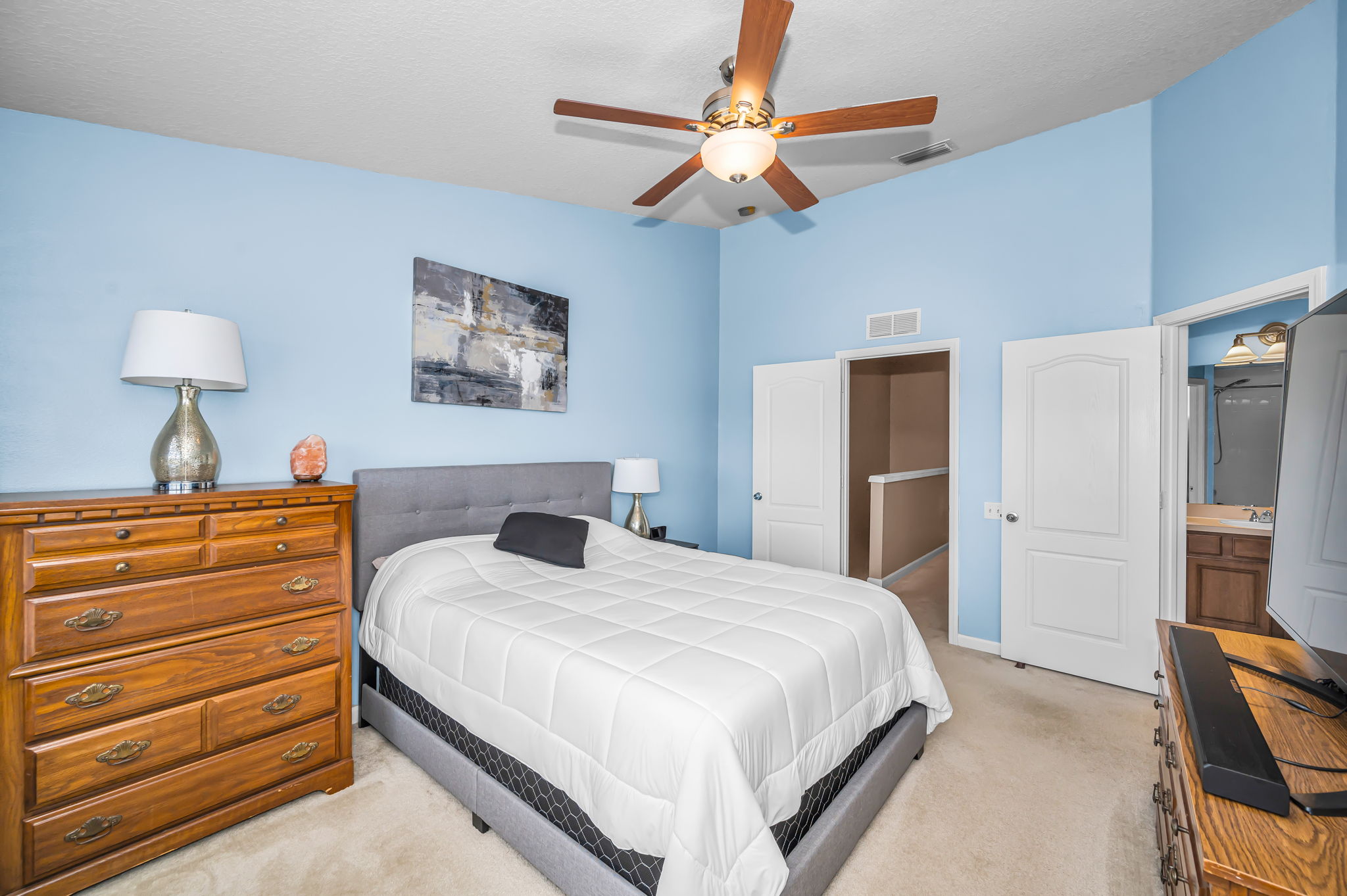 Upper Level Primary Bedroom1e