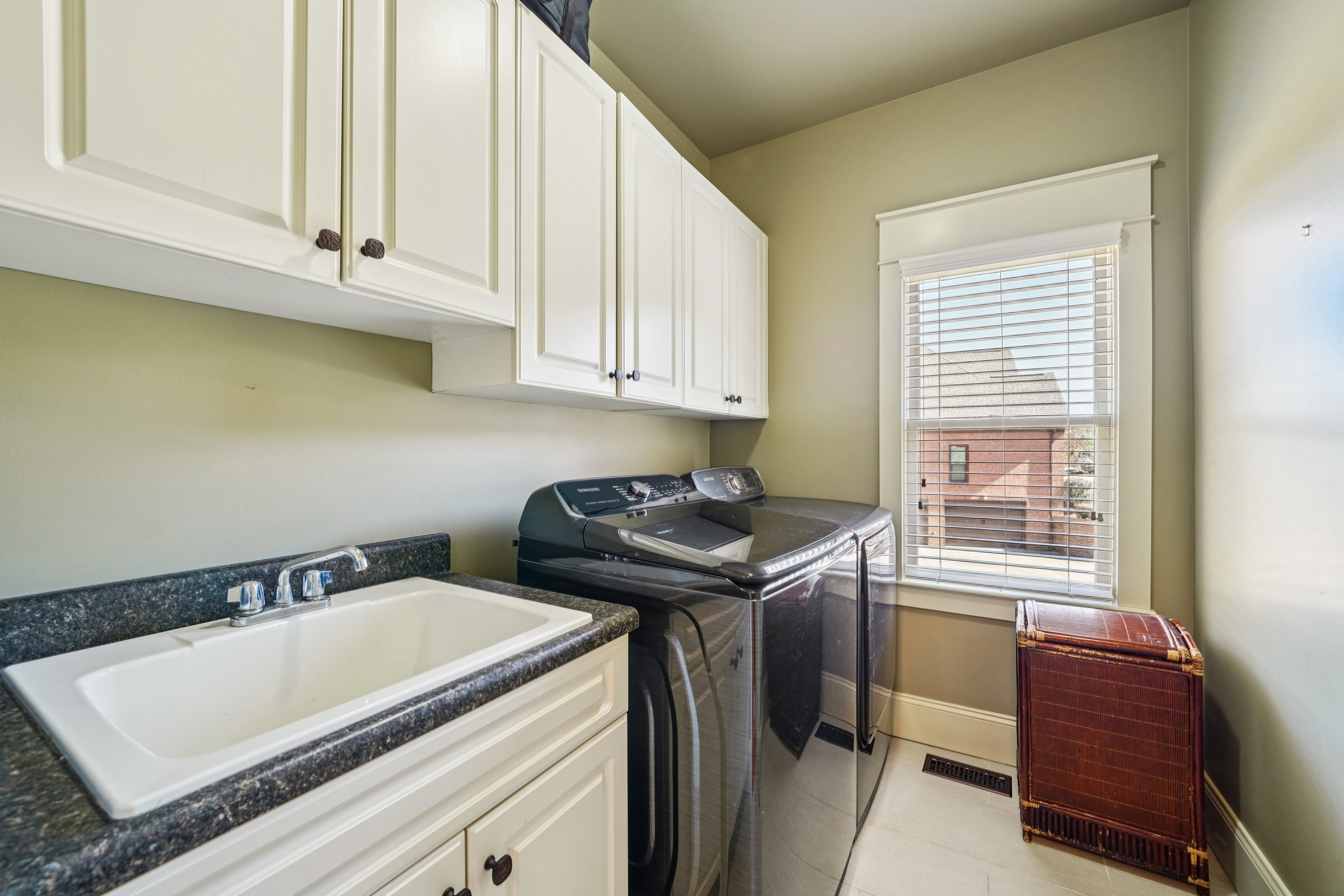 Dunsmore Dr-S0702-027.jpg