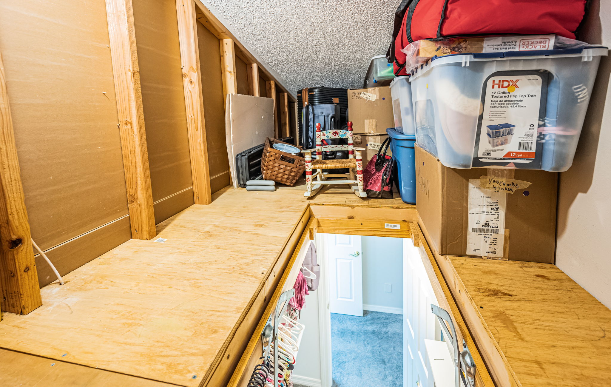 Master Bedroom Walk-in Closet1c