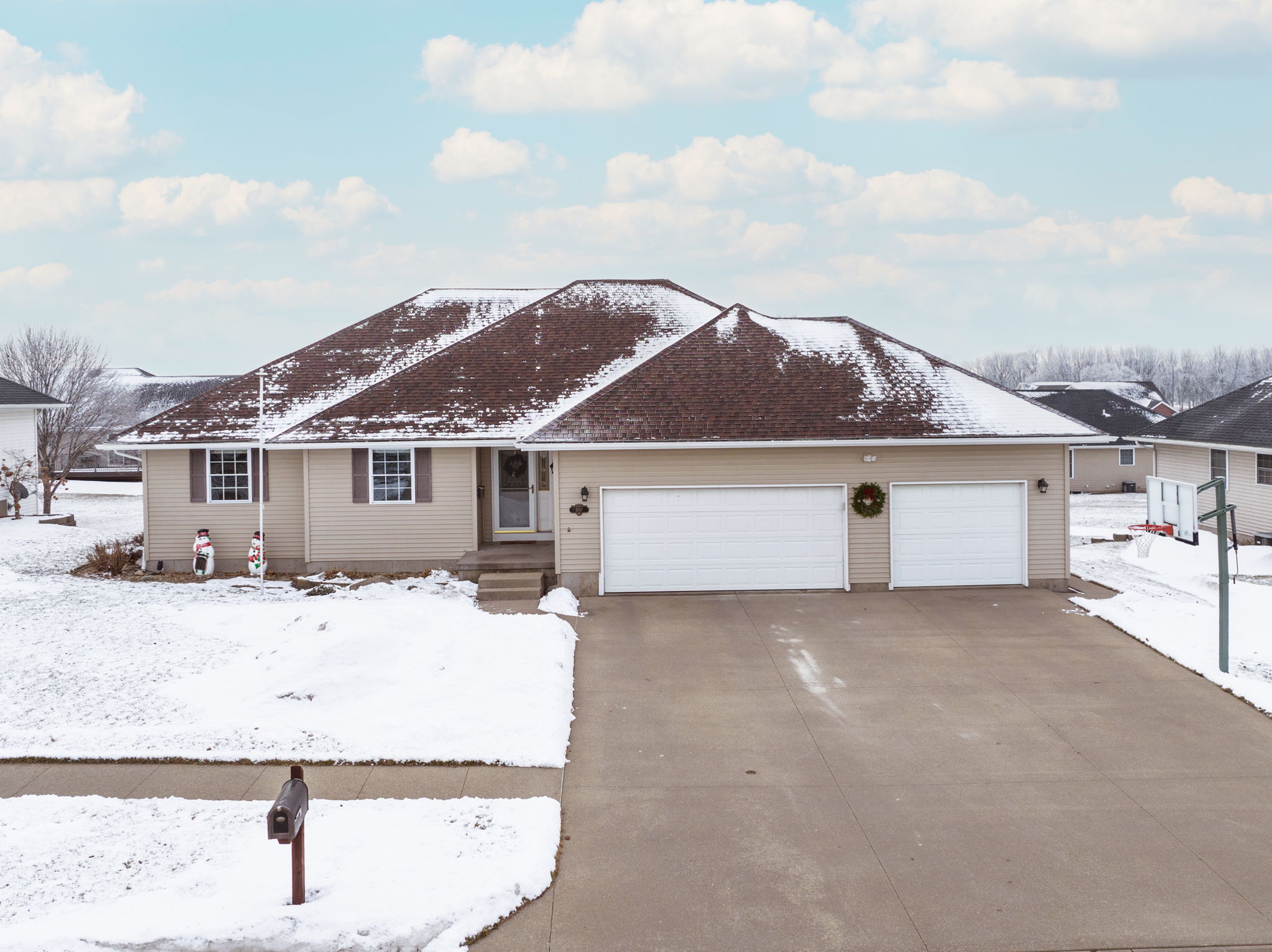 1017 Sunrise Dr, Manchester, IA 52057 Cicada Media Inc