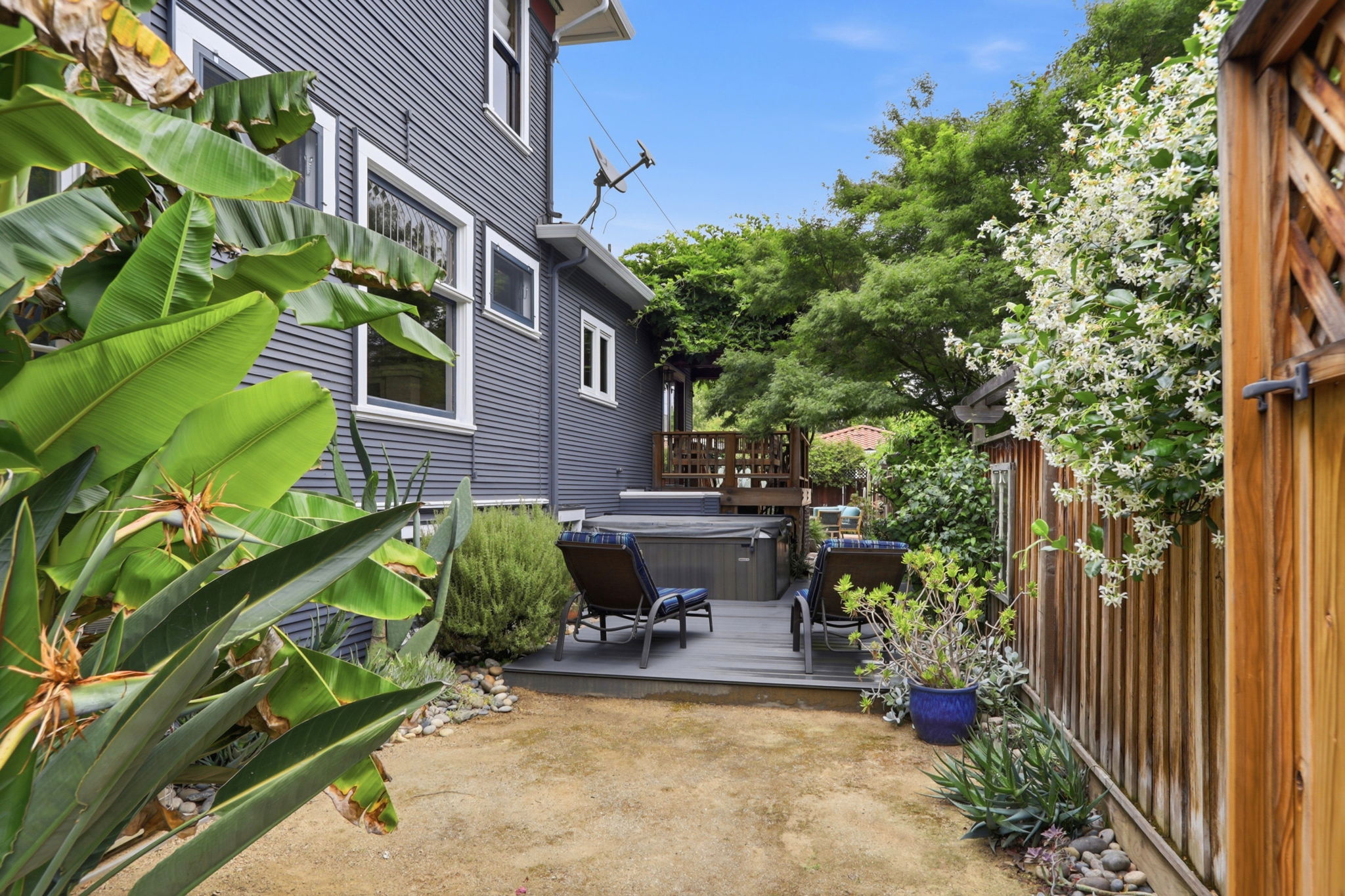 074_f8_102 S 12th St