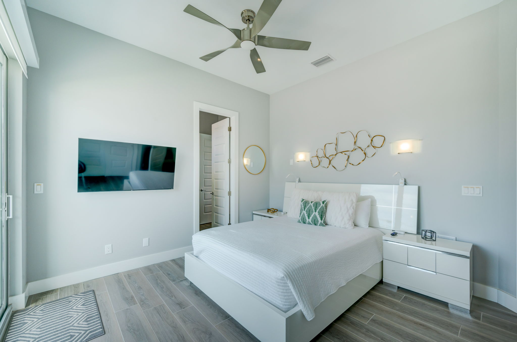 Main LeveL Guest Bathroom1b