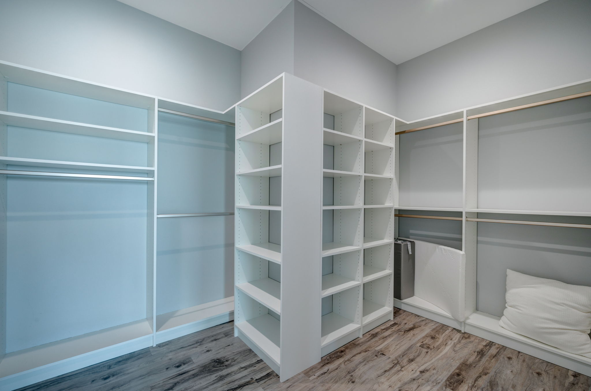 Uppet LeveL Master Bedroom WaLk-in CLoset