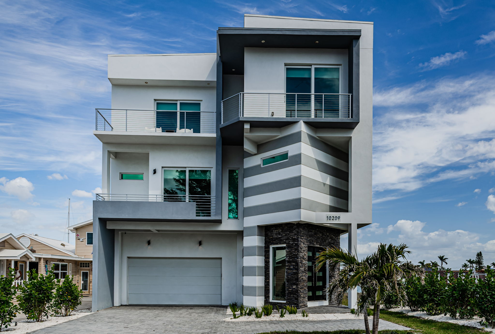 Front Exterior31-2