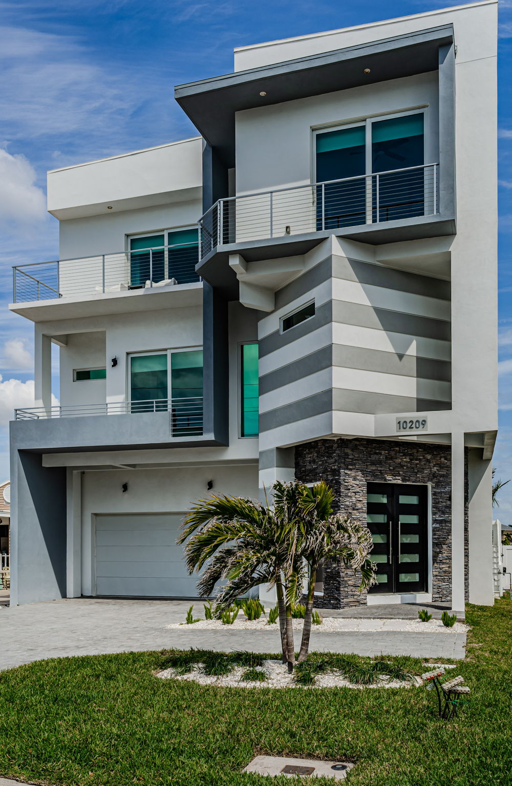 Front Exterior32-2