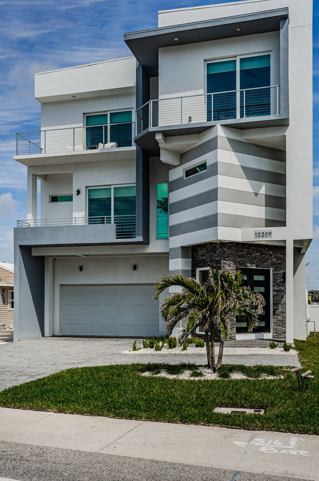 Front Exterior35-2