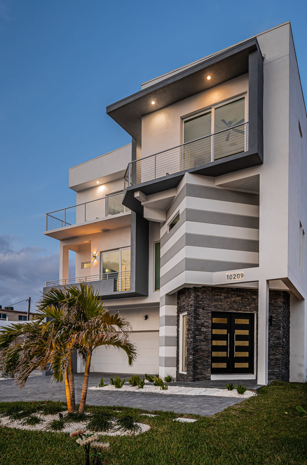 Front Exterior23