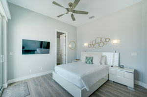 Main LeveL Guest Bathroom1b