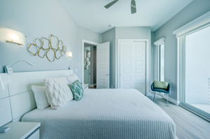 Main LeveL Guest Bathroom1c