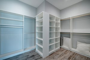 Uppet LeveL Master Bedroom WaLk-in CLoset