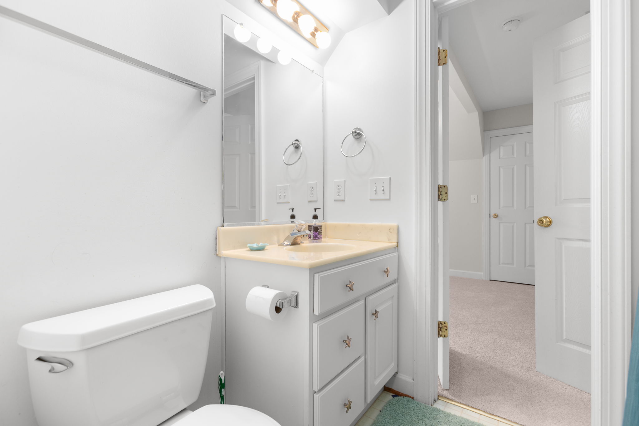 full bath between bedroom 2 & 3