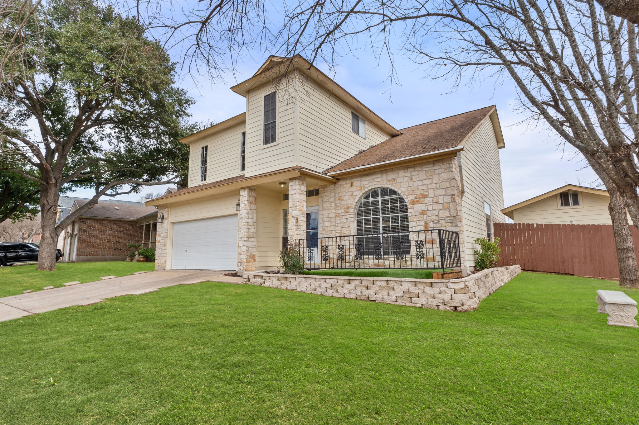 10219 Lindshire Ln is situated on a generously sized lot and  is conveniently located close to the vibrant and trendy South Austin Menchaca Rd  that has coffee shops, breweries and entertainment.