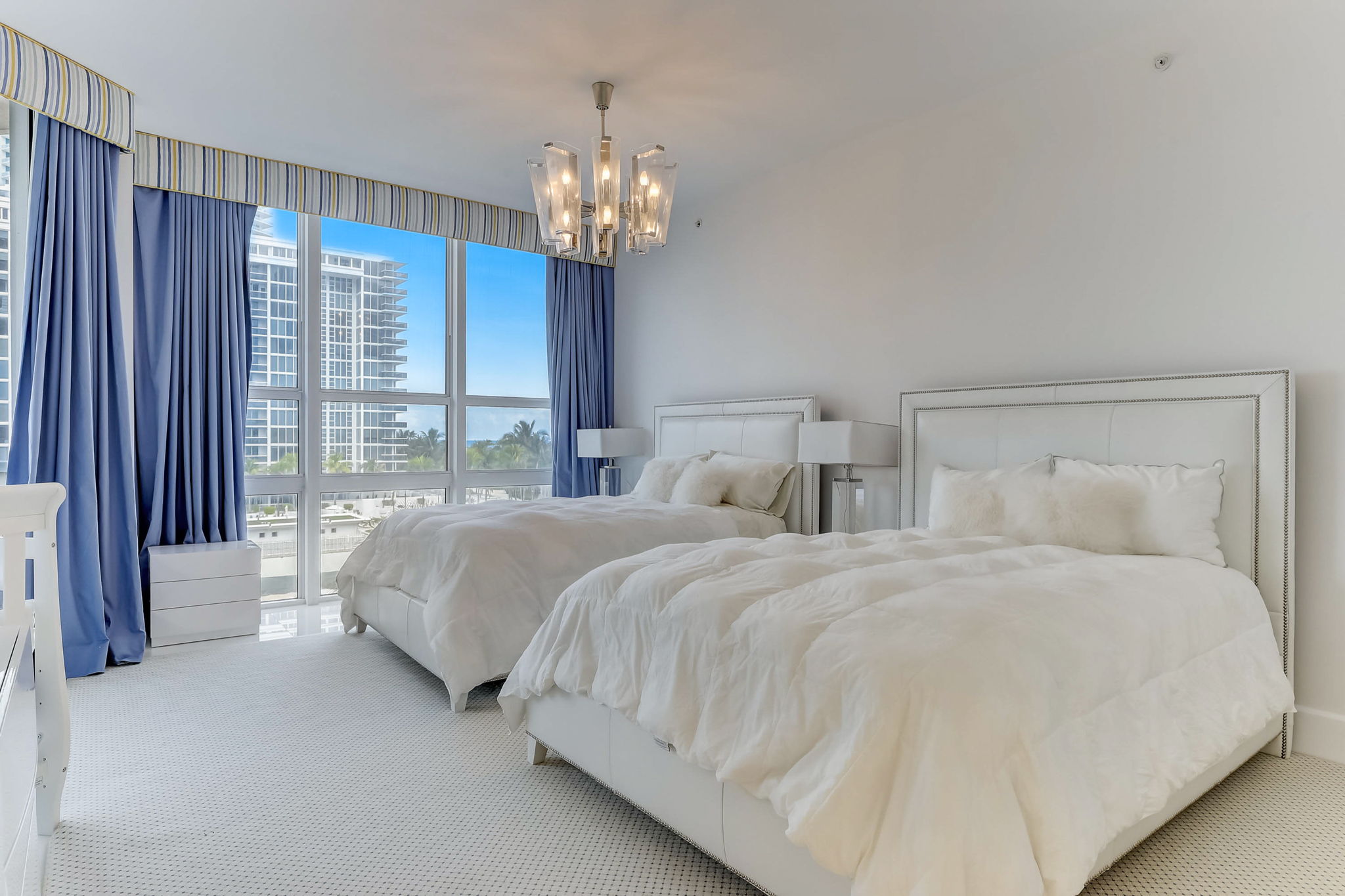 Collins Ave 303-041