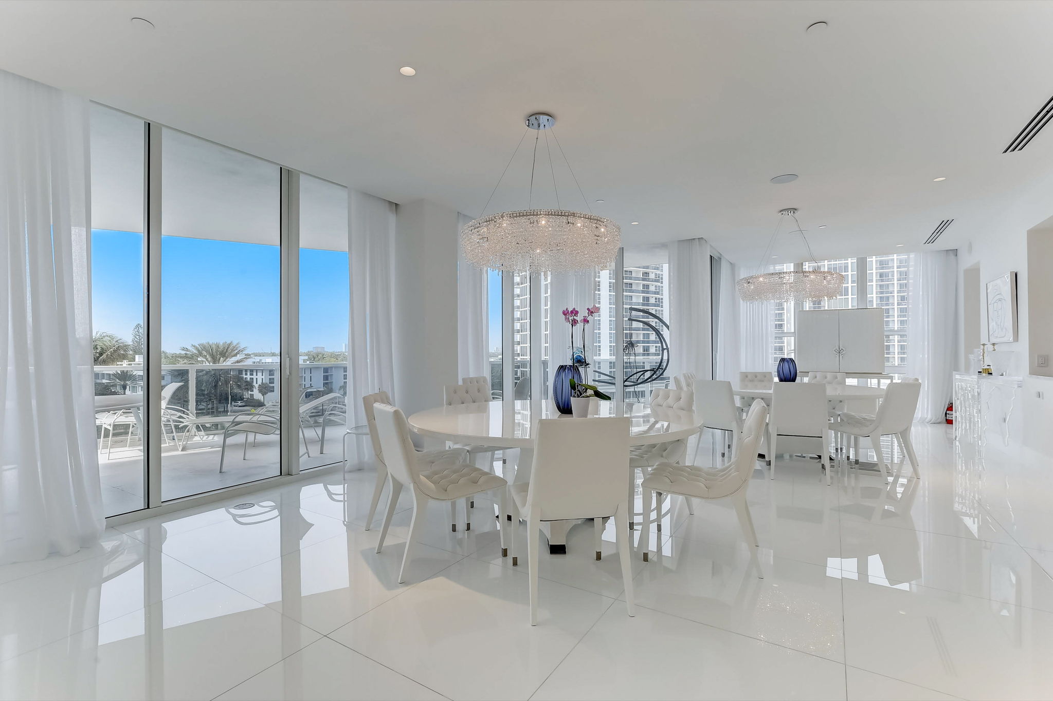 Collins Ave 303-027
