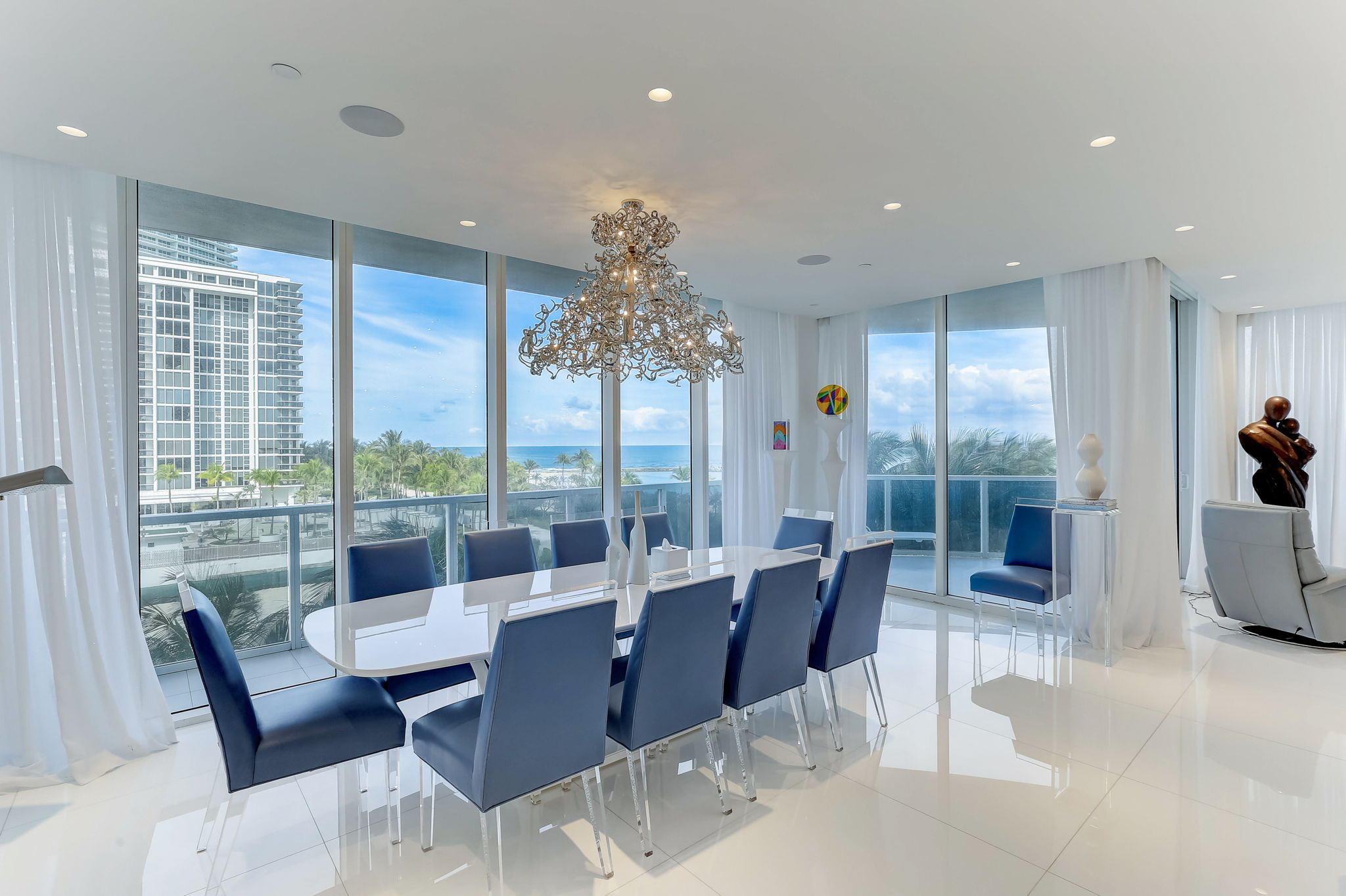 Collins Ave 303-054