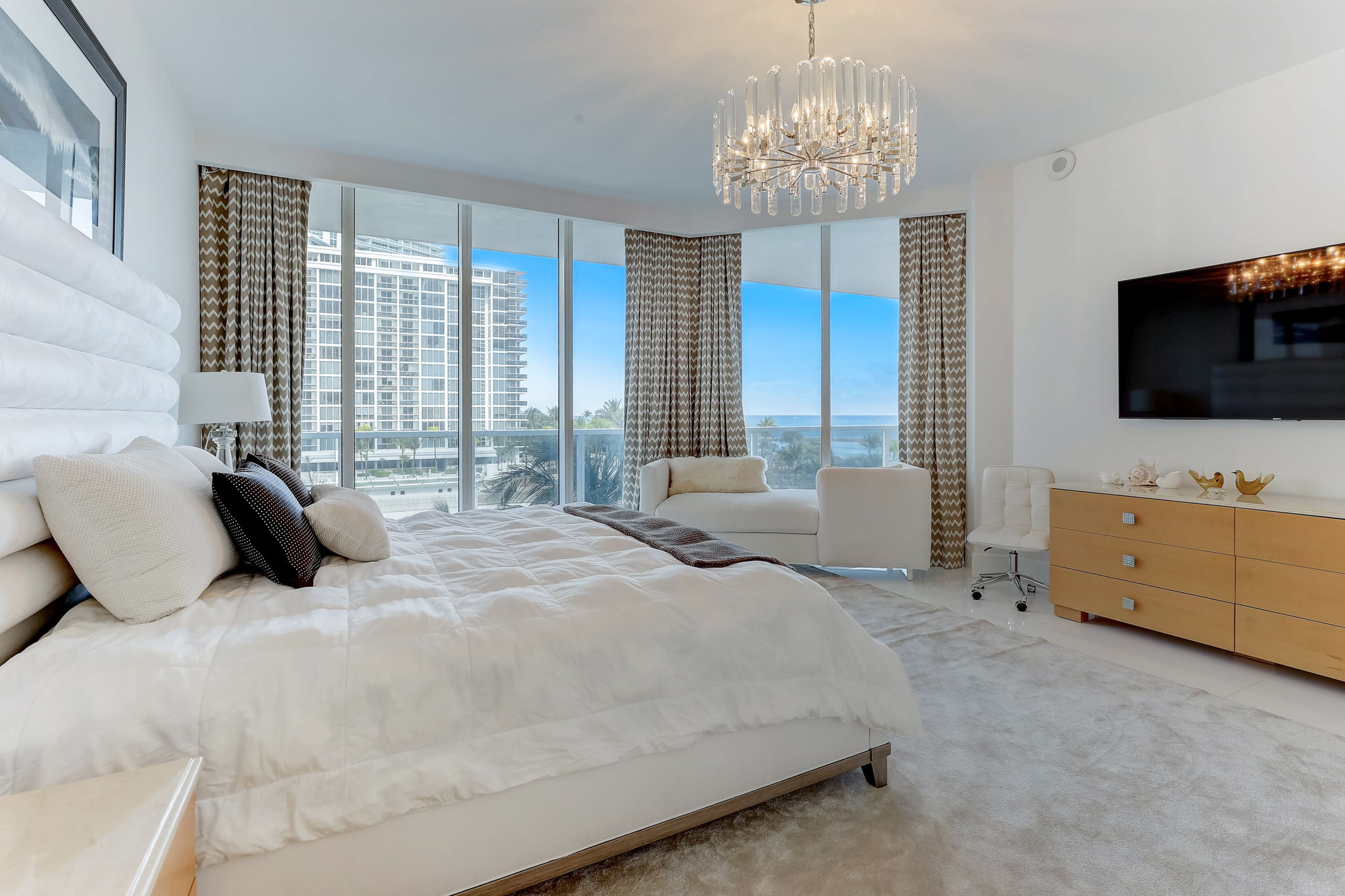 Collins Ave 303-044