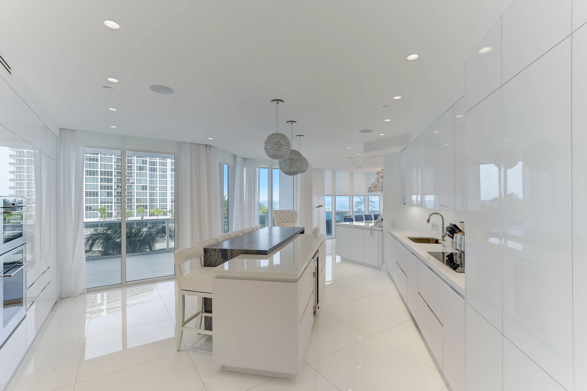 Collins Ave 303-047