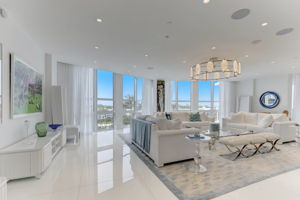 Collins Ave 303-025