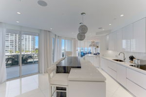 Collins Ave 303-048