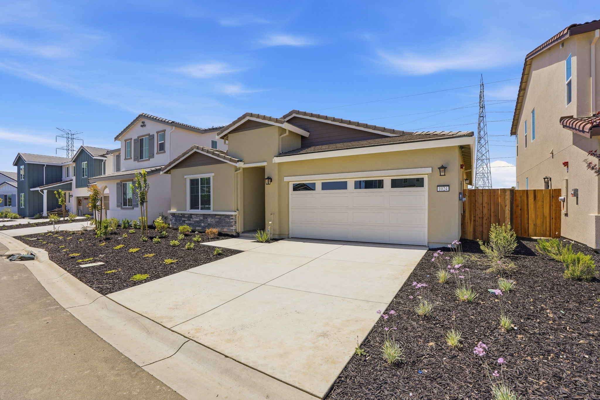 002_F8_1024 Bluebell Cir