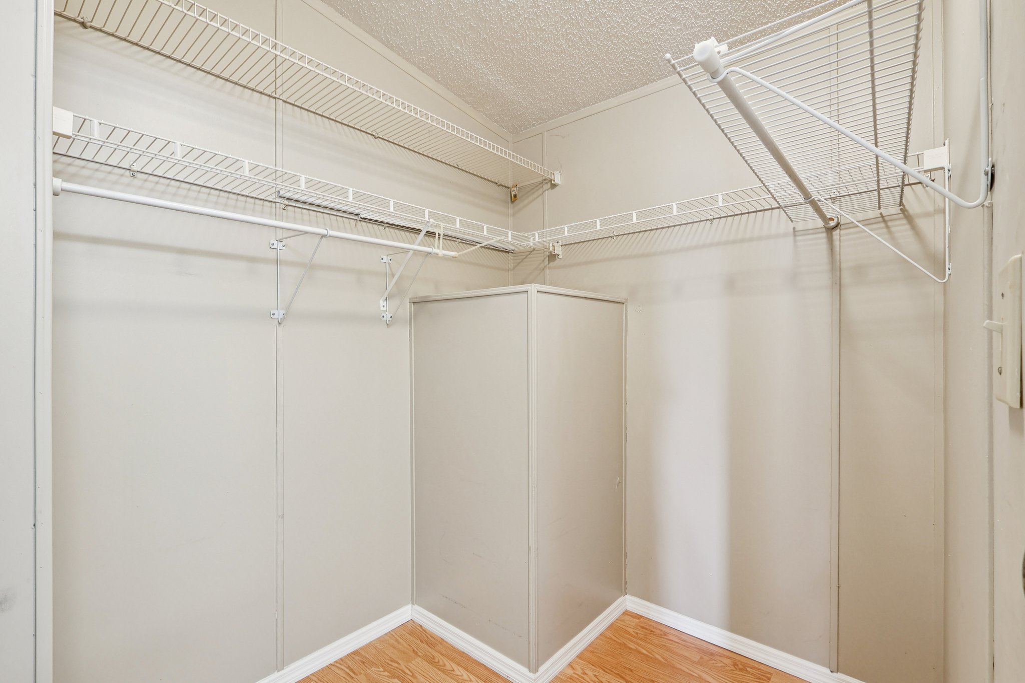 Hilltop Rd-S1902-027.jpg