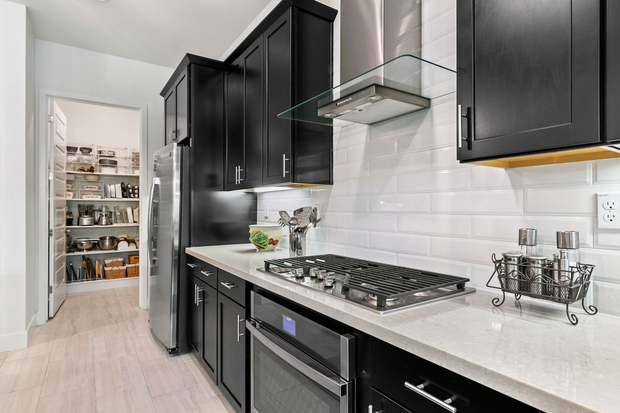 KITCHEN WALK-IN PANTRY