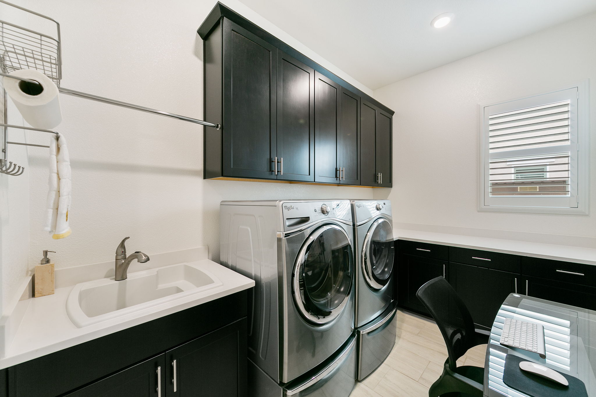 LAUNDRY ROOM W/SINK/CABINETS