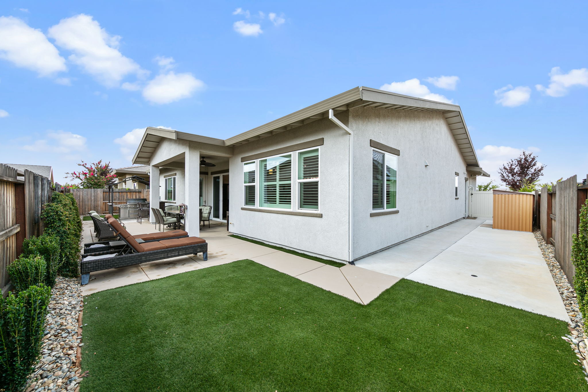 SIDE YARD W/METAL STORAGE SHED