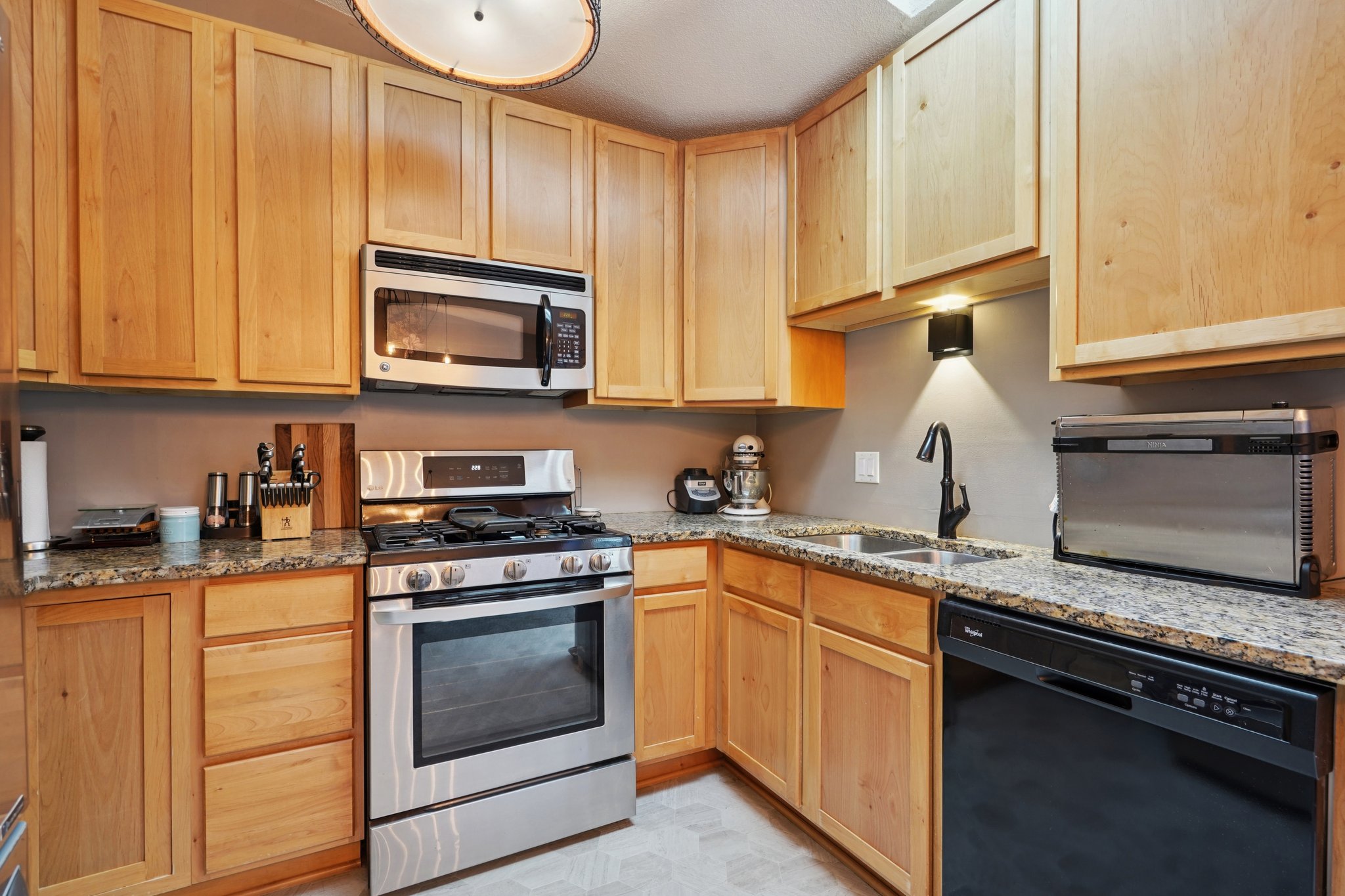 Eastview Cir-S1103-013.jpg