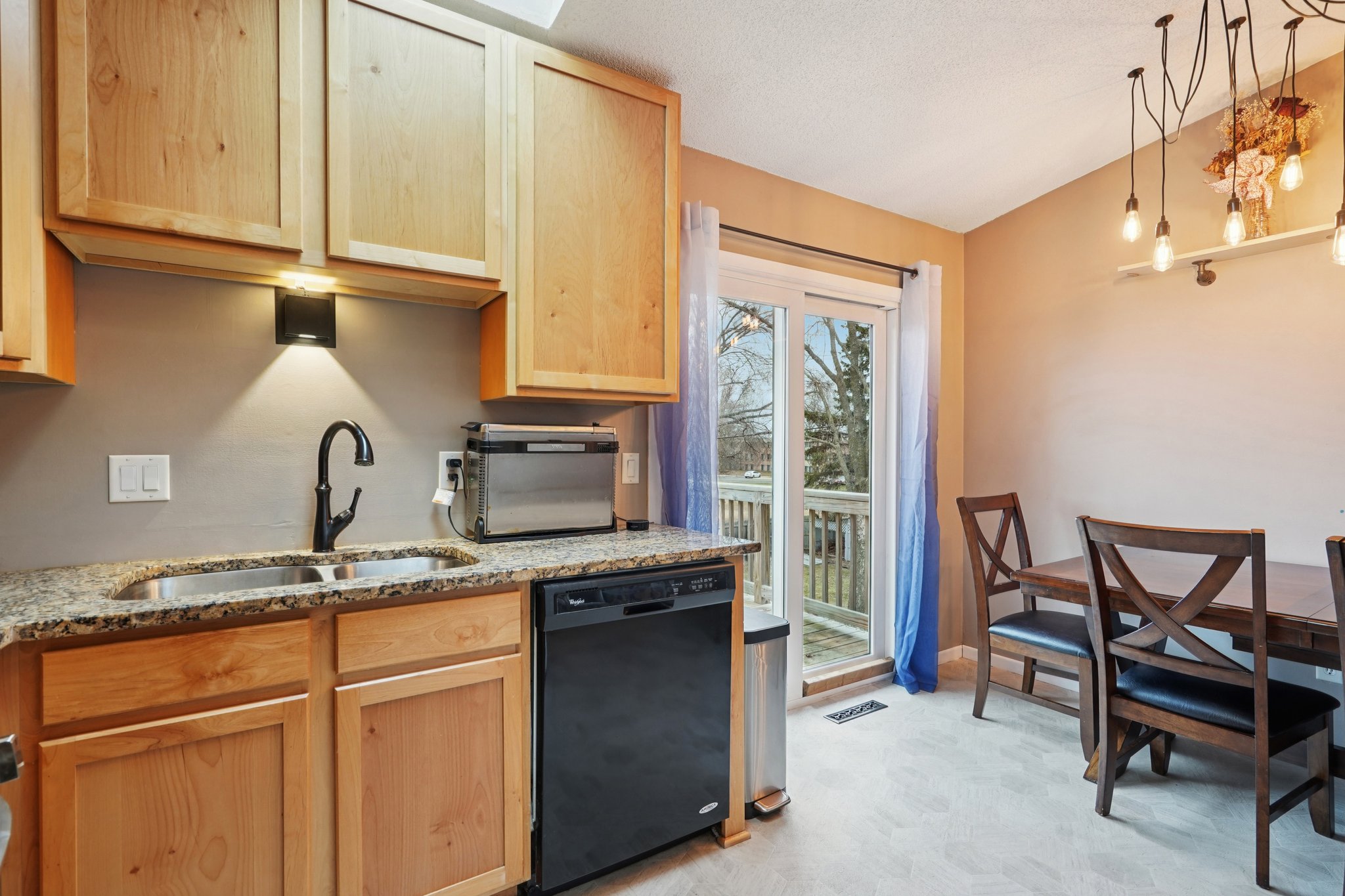 Eastview Cir-S1103-014.jpg