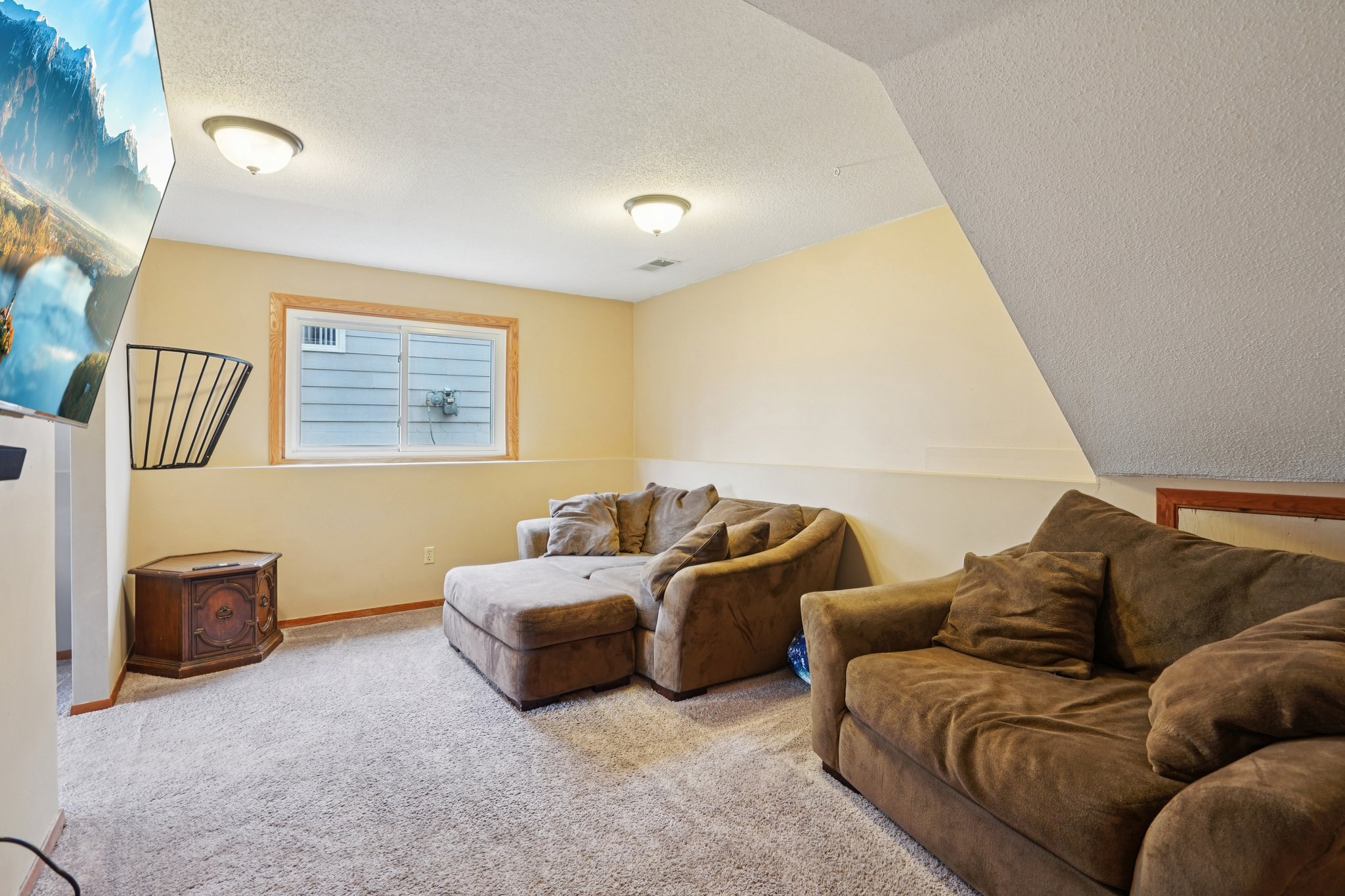 Eastview Cir-S1103-021.jpg