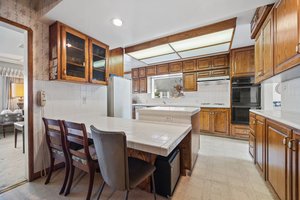 Kitchen with breakfast island