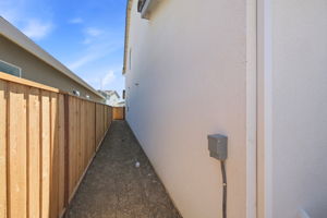 043_F8_1028 Bluebell Cir