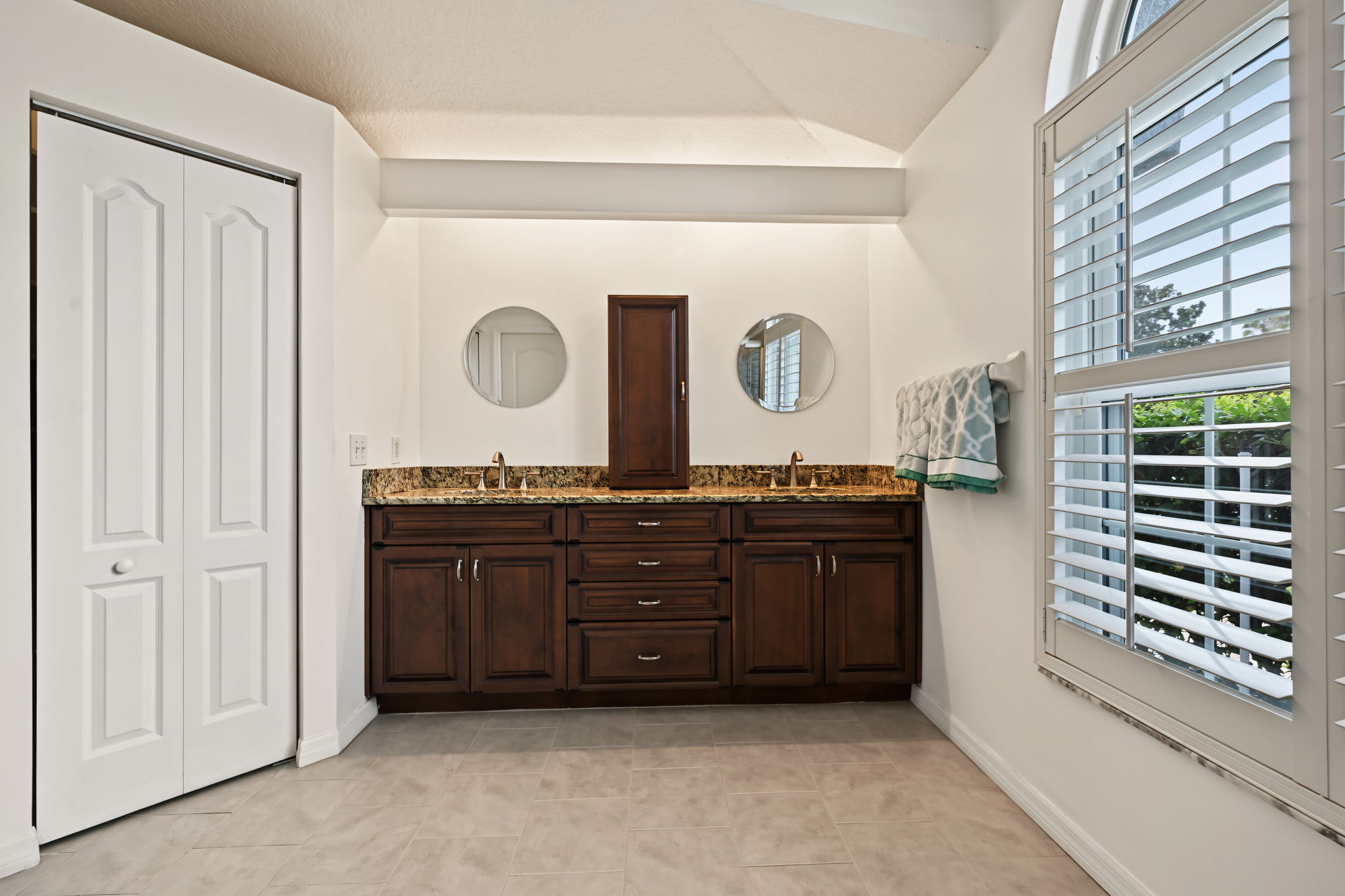 Primary Bathroom1c