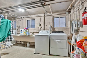 One set of W/D belongs to tenant. Tons of storage